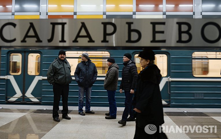 Пассажиры на платформе станции Саларьево Сокольнической линии московского метрополитена Пассажиры на платформе станции Саларьево Сокольнической линии московского метрополитена