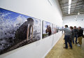 Посетители на фотовыставке, которая открылась в рамках III Общероссийского фестиваля природы Первозданная Россия в Центральном Доме Художника в Москве Посетители на фотовыставке, которая открылась в рамках III Общероссийского фестиваля природы Первозданная Россия в Центральном Доме Художника в Москве