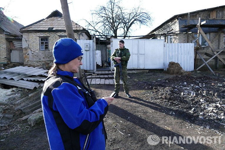 Сотрудник ОБСЕ в поселке Зайцево в Донецкой области Сотрудник ОБСЕ в поселке Зайцево в Донецкой области