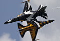 Пилотажная группа Black Eagles из Южной Кореи выступает на авиашоу Singapore Airshow в Сингапуре Пилотажная группа Black Eagles из Южной Кореи выступает на авиашоу Singapore Airshow в Сингапуре