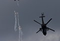Совместный показательный полет истребителя F-15SG и вертолета AH-64D Apache ВВС Сингапура на авиашоу Singapore Airshow Совместный показательный полет истребителя F-15SG и вертолета AH-64D Apache ВВС Сингапура на авиашоу Singapore Airshow