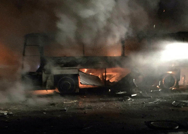 Горящий автобус на месте взрыва у общежития для военных в центре Анкары, Турция Горящий автобус на месте взрыва у общежития для военных в центре Анкары, Турция