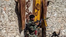 Военнослужащий Сирийской Арабской армии в освобожденном от боевиков поселке Охрус в провинции Алеппо Военнослужащий Сирийской Арабской армии в освобожденном от боевиков поселке Охрус в провинции Алеппо