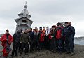 Патриарх Московский и всея Руси Кирилл фотографируется с участниками экспедиции во время визита на российскую полярную станцию Беллинсгаузен на острове Ватерлоо в Антарктиде Патриарх Московский и всея Руси Кирилл фотографируется с участниками экспедиции во время визита на российскую полярную станцию Беллинсгаузен на острове Ватерлоо в Антарктиде