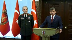 Премьер-министр Турции Ахмет Давутоглу и начальник штаба генерал Хулуси Акар в штаб-квартире армии Турции в Анкаре Премьер-министр Турции Ахмет Давутоглу и начальник штаба генерал Хулуси Акар в штаб-квартире армии Турции в Анкаре