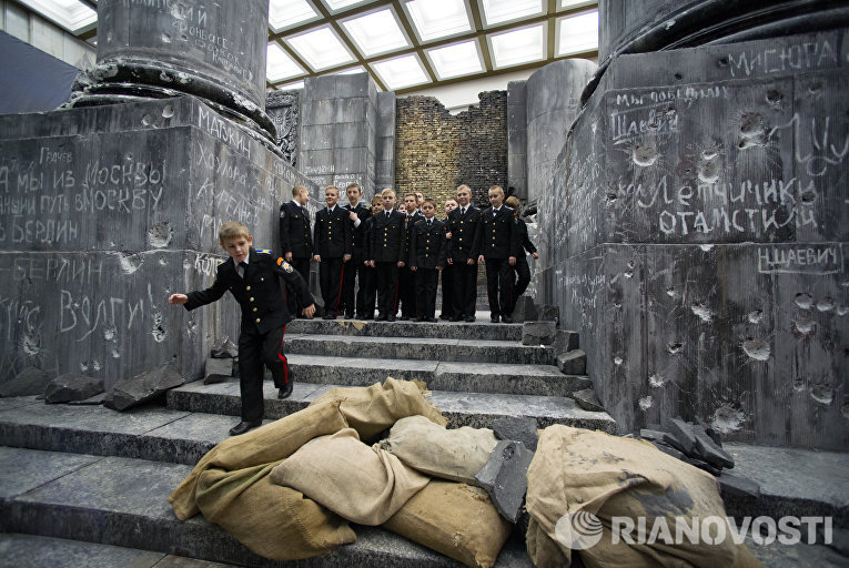 Курсанты кадетского училища во время осмотра трехмерной панорамы Битва за Берлин. Подвиг знаменосцев Курсанты кадетского училища во время осмотра трехмерной панорамы Битва за Берлин. Подвиг знаменосцев