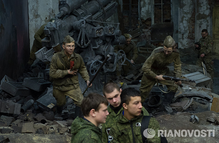 Военнослужащие российской армии во время осмотра трехмерной панорамы Битва за Берлин. Подвиг знаменосцев Военнослужащие российской армии во время осмотра трехмерной панорамы Битва за Берлин. Подвиг знаменосцев