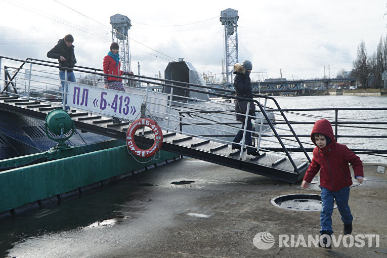 Посетители спускаются по трапу после осмотра подводной лодки Б-413 проекта 641 на набережной Петра Великого - экспоната Музея Мирового океана в Калининграде Посетители спускаются по трапу после осмотра подводной лодки Б-413 проекта 641 на набережной Петра Великого - экспоната Музея Мирового океана в Калининграде