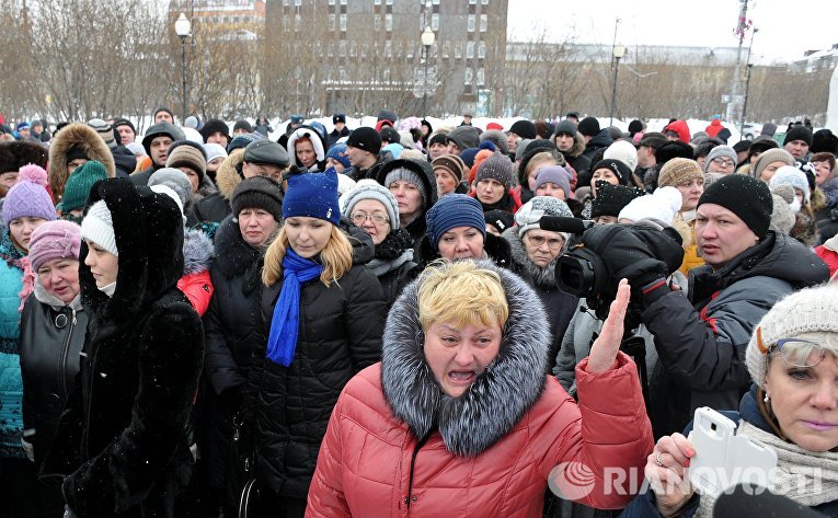 Родственники горняков принимают участие в митинге на центральной площади в Воркуте Родственники горняков принимают участие в митинге на центральной площади в Воркуте