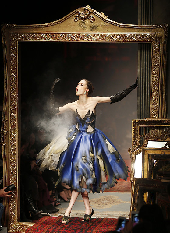 Показ Moschino в рамках Недели моды в Милане, Италия Показ Moschino в рамках Недели моды в Милане, Италия
