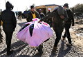 Беженцы во время сноса лагеря мигрантов в Кале, Франция. 29 февраля 2016 Беженцы во время сноса лагеря мигрантов в Кале, Франция. 29 февраля 2016