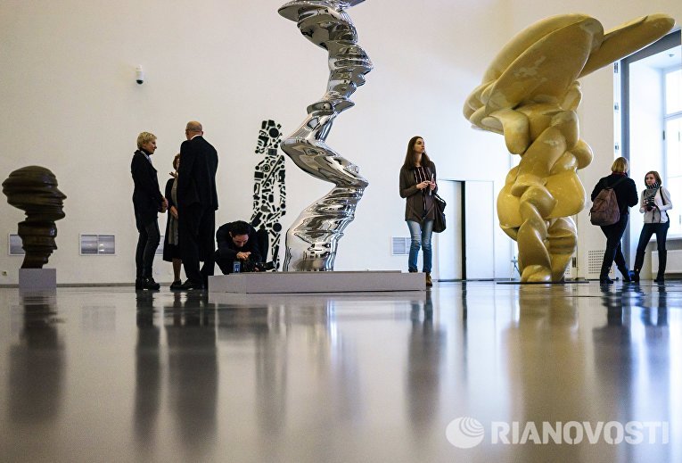 Посетители на пресс-показе выставки Тони Крэгг. Скульптура и рисунки в Главном Штабе Государственного Эрмитажа Посетители на пресс-показе выставки Тони Крэгг. Скульптура и рисунки в Главном Штабе Государственного Эрмитажа
