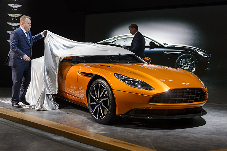 Генеральный директор Aston Martin Энди Палмер с новой моделью автомобиля DB11 на 86-м международном автосалоне в Женеве. Март 2016 Генеральный директор Aston Martin Энди Палмер с новой моделью автомобиля DB11 на 86-м международном автосалоне в Женеве. Март 2016
