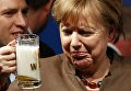 Канцлер Германии Ангела Меркель пьет пиво. Германия, 29 февраля 2016 Канцлер Германии Ангела Меркель пьет пиво. Германия, 29 февраля 2016