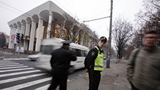 Сотрудники полиции в Кишиневе, Республика Молдова. Архивное фото Сотрудники полиции в Кишиневе, Республика Молдова. Архивное фото