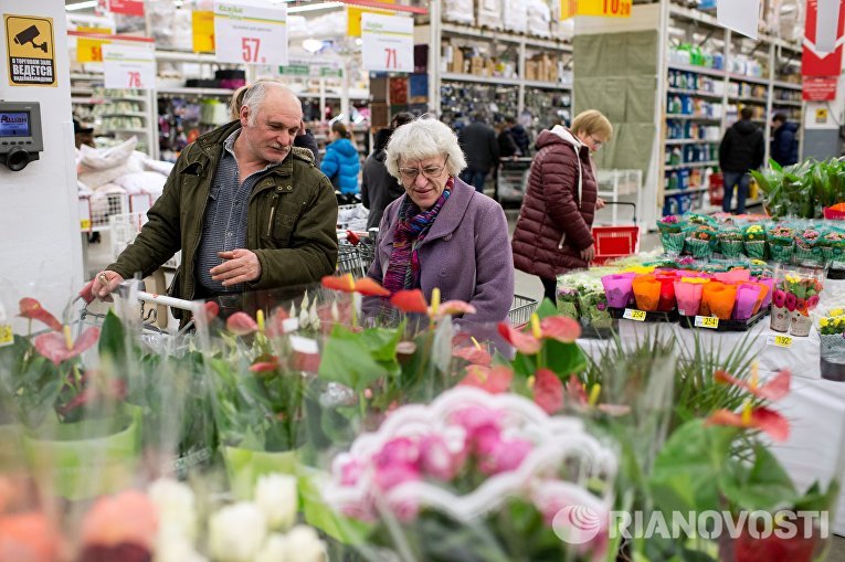 Посетители супермаркета Лента выбирают цветы в преддверии праздника 8 марта в Омске Посетители супермаркета Лента выбирают цветы в преддверии праздника 8 марта в Омске