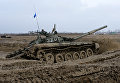 Танк Т-72Б3 17-й отдельной мотострелковой бригады 58-й армии на огневом рубеже во время соревнований по танковому биатлону Танк Т-72Б3 17-й отдельной мотострелковой бригады 58-й армии на огневом рубеже во время соревнований по танковому биатлону