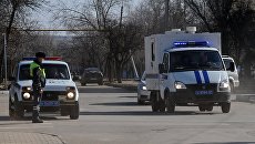 Автомобиль правоохранительных органов с украинской летчицей Надеждой Савченко, обвиняемой в гибели российских журналистов в Донбассе, у здания Донецкого городского суда Ростовской области Автомобиль правоохранительных органов с украинской летчицей Надеждой Савченко, обвиняемой в гибели российских журналистов в Донбассе, у здания Донецкого городского суда Ростовской области