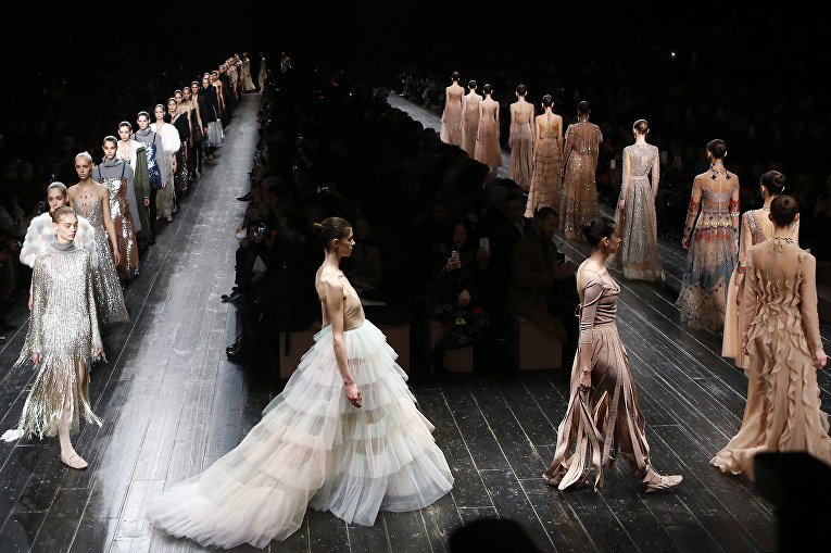 Показ коллекции Valentino во время недели моды прет-а-порте в Париже. Март 2016 Показ коллекции Valentino во время недели моды прет-а-порте в Париже. Март 2016