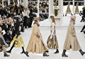 Показ коллекции Карла Лагерфельда для Chanel во время недели моды прет-а-порте в Париже. Март 2016 Показ коллекции Карла Лагерфельда для Chanel во время недели моды прет-а-порте в Париже. Март 2016