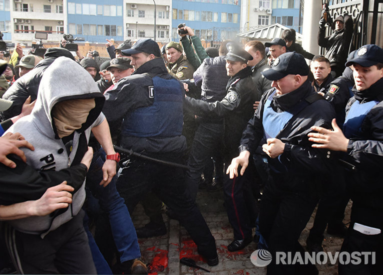 Участники акций в защиту Н. Савченко пытаются прорваться к Генеральному консульству Российской Федерации в Одессе Участники акций в защиту Н. Савченко пытаются прорваться к Генеральному консульству Российской Федерации в Одессе
