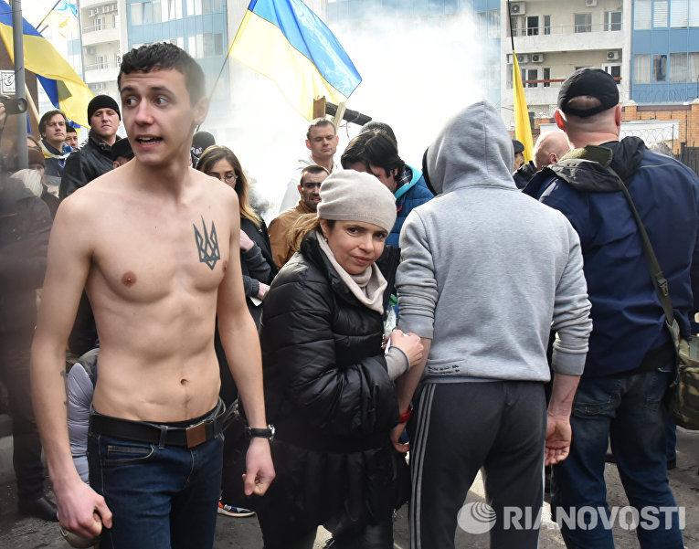 Участники акций в защиту Н. Савченко у Генерального консульства Российской Федерации в Одессе Участники акций в защиту Н. Савченко у Генерального консульства Российской Федерации в Одессе