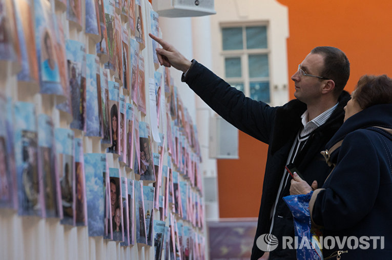 Участники акции памяти жертв авиакатастрофы над Синаем в Петропавловской крепости Участники акции памяти жертв авиакатастрофы над Синаем в Петропавловской крепости