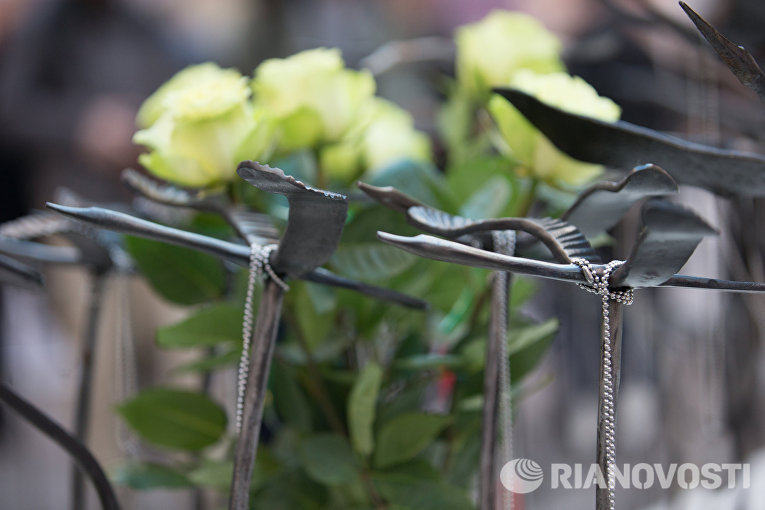 Фигурки журавлей на акции памяти жертв авиакатастрофы над Синаем в Петропавловской крепости Фигурки журавлей на акции памяти жертв авиакатастрофы над Синаем в Петропавловской крепости