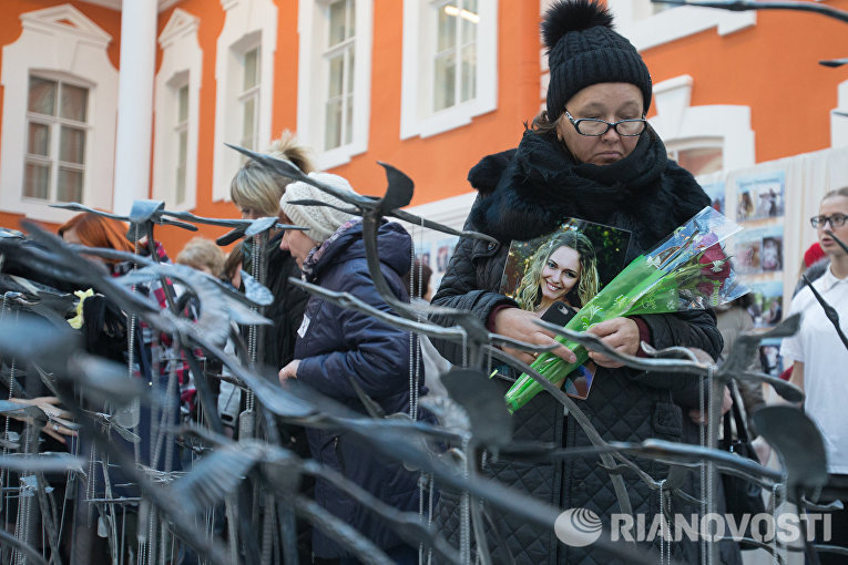 Участники акции памяти жертв авиакатастрофы над Синаем в Петропавловской крепости Участники акции памяти жертв авиакатастрофы над Синаем в Петропавловской крепости