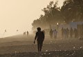 Военный на пляже у отеля Гран-Басам, на который напали вооруженные люди. 13 марта 2016 Военный на пляже у отеля Гран-Басам, на который напали вооруженные люди. 13 марта 2016