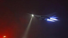 Бомбардировщик-ракетоносец Ту-160 Военно-космических сил России во время боевого вылета для нанесения авиаудара по объектам ИГ в Сирии Бомбардировщик-ракетоносец Ту-160 Военно-космических сил России во время боевого вылета для нанесения авиаудара по объектам ИГ в Сирии