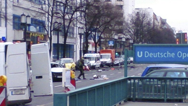На месте взрыва автомобиля в Германии. 15 марта 2016 На месте взрыва автомобиля в Германии. 15 марта 2016