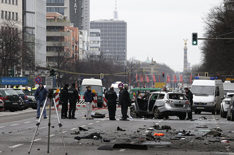 На месте взрыва автомобиля в Германии. 15 марта 2016 На месте взрыва автомобиля в Германии. 15 марта 2016