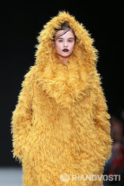 Модель демонстрирует одежду из новой коллекции VIVA VOX в рамках Mercedes-Benz Fashion Week Russia в ЦВЗ Манеж Модель демонстрирует одежду из новой коллекции VIVA VOX в рамках Mercedes-Benz Fashion Week Russia в ЦВЗ Манеж