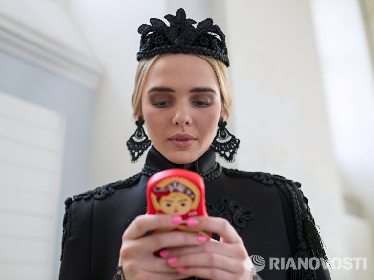 Модель во время подготовки к показу новой коллекции лаборатории моды Вячеслава Зайцева в рамках Mercedes-Benz Fashion Week Russia в ЦВЗ Манеж Модель во время подготовки к показу новой коллекции лаборатории моды Вячеслава Зайцева в рамках Mercedes-Benz Fashion Week Russia в ЦВЗ Манеж