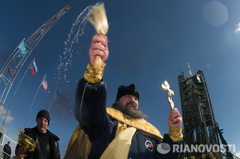 Освящение ракеты-носителя Союз-ФГ с пилотируемым кораблем Союз ТМА-20М перед запуском на космодроме Байконур Освящение ракеты-носителя Союз-ФГ с пилотируемым кораблем Союз ТМА-20М перед запуском на космодроме Байконур
