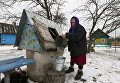 Женщина набирает воду из колодца в Белоруссии Женщина набирает воду из колодца в Белоруссии