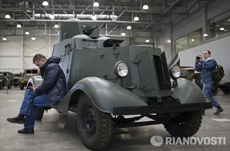 Посетители у лёгкого бронеавтомобиля ФАИ-М на международной выставке исторической военной техники Моторы войны в МВЦ Крокус Экспо в Москве Посетители у лёгкого бронеавтомобиля ФАИ-М на международной выставке исторической военной техники Моторы войны в МВЦ Крокус Экспо в Москве