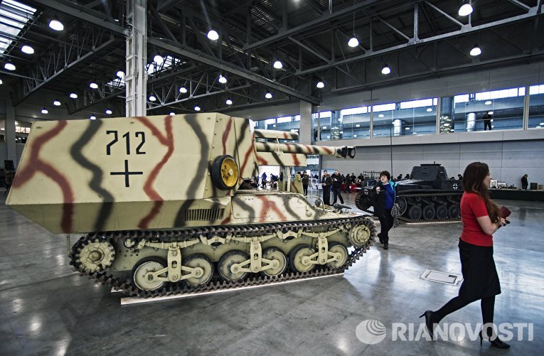 Посетители у 105-мм самоходной артиллерийской установки 10,5 см leFH 18-4 auf Geschutzwagen Lr.S образца 1942 года на международной выставке исторической военной техники Моторы войны в МВЦ Крокус Экспо в Москве Посетители у 105-мм самоходной артиллерийской установки 10,5 см leFH 18-4 auf Geschutzwagen Lr.S образца 1942 года на международной выставке исторической военной техники Моторы войны в МВЦ Крокус Экспо в Москве