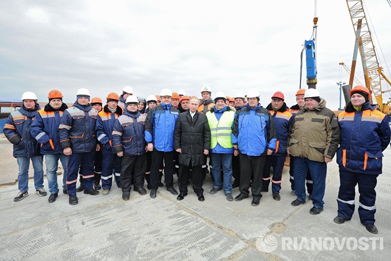 Президент России Владимир Путин с рабочими во время посещения строительной площадки транспортного перехода через Керченский пролив на острове Тузла Президент России Владимир Путин с рабочими во время посещения строительной площадки транспортного перехода через Керченский пролив на острове Тузла