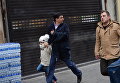 Прохожие неподалеку от места взрыва на улице Истикляль в Стамбуле. 19 марта 2016 Прохожие неподалеку от места взрыва на улице Истикляль в Стамбуле. 19 марта 2016