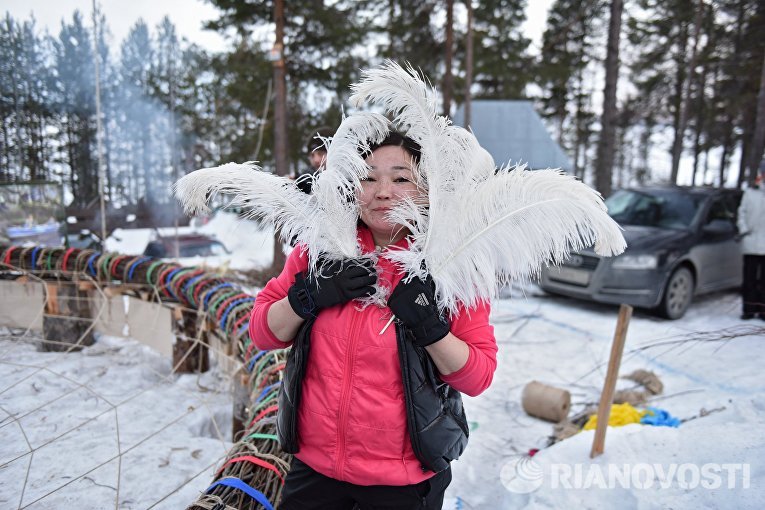 Шаманка Бибигуль плетет самый большой в мире амулет Ловец снов Шаманка Бибигуль плетет самый большой в мире амулет Ловец снов
