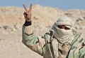 Боец отряда ополчения Соколы пустыни на переднем крае в 10 км от Пальмиры Боец отряда ополчения Соколы пустыни на переднем крае в 10 км от Пальмиры