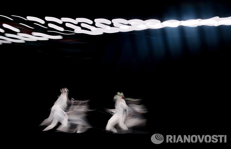 Софья Великая (Россия) и Анна Мартон (Венгрия) в поединке на соревнованиях среди женщин по фехтованию на саблях на чемпионате мира в Москве Софья Великая (Россия) и Анна Мартон (Венгрия) в поединке на соревнованиях среди женщин по фехтованию на саблях на чемпионате мира в Москве