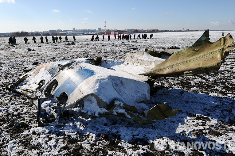 На месте крушения пассажирского самолета Boeing-737-800, который разбился при посадке в аэропорту Ростова-на-Дону На месте крушения пассажирского самолета Boeing-737-800, который разбился при посадке в аэропорту Ростова-на-Дону