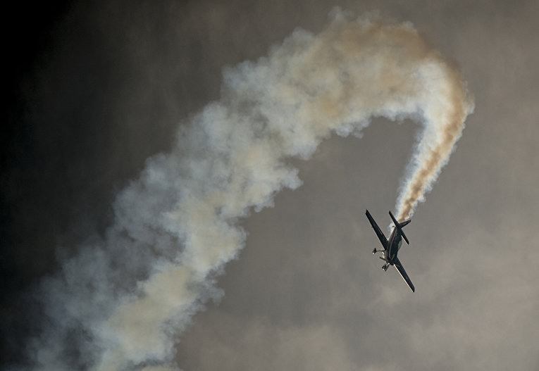 Самолет авиационной пилотажной группы ВВС Чили Halcones во время выступления на международном аэрокосмическом салоне Латинской Америки FIDAE в аэропорту Сантьяго Самолет авиационной пилотажной группы ВВС Чили Halcones во время выступления на международном аэрокосмическом салоне Латинской Америки FIDAE в аэропорту Сантьяго