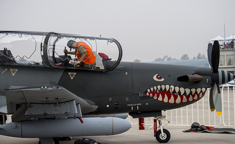 Самолет Peruvian KAI KT-1 на международном аэрокосмическом салоне Латинской Америки FIDAE в аэропорту Сантьяго Самолет Peruvian KAI KT-1 на международном аэрокосмическом салоне Латинской Америки FIDAE в аэропорту Сантьяго