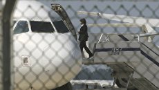 Самолет A320 компании EgyptAir в аэропорту Ларнаки, Кипр Самолет A320 компании EgyptAir в аэропорту Ларнаки, Кипр
