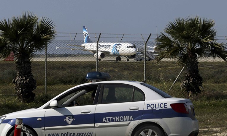 Самолет A320 компании EgyptAir в аэропорту Ларнаки, Кипр Самолет A320 компании EgyptAir в аэропорту Ларнаки, Кипр