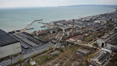 Вид на судостроительный завод Море в Феодосии. Архивное фото Вид на судостроительный завод Море в Феодосии. Архивное фото